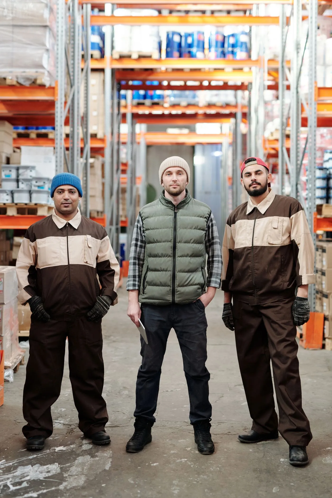 Trabajadores en un almacén logístico
